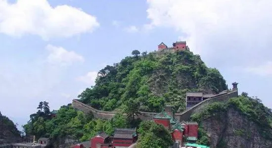 天柱峰顶：紫金城的石墙从两侧合上来，墙里是太和宫的两座小殿，再上面才是金殿