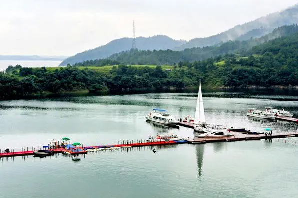 太极湖：浮筒搭的码头伸进水面，几条游船靠着，对岸是连着的青山