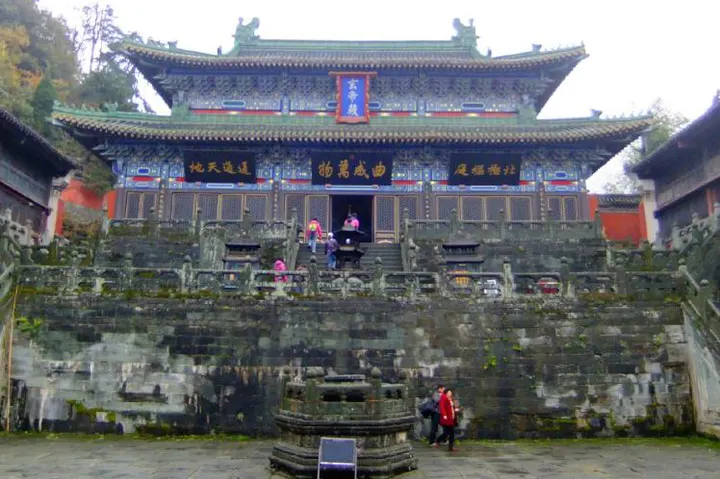 紫霄大殿：重檐歇山、孔雀蓝琉璃瓦，底下一整面高石台基，一道踏道从台基正中上去