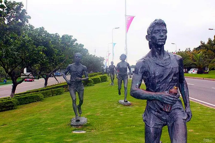 Marathon sculptures beside the ring road