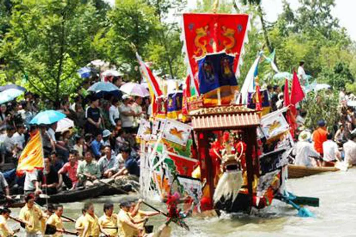 The Duanwu dragon boat rally