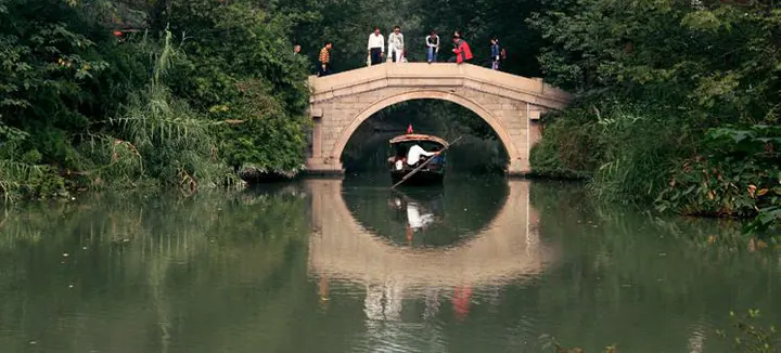 A stone arch and its reflection