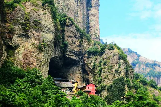 灵峰日景：两片崖，一个洞