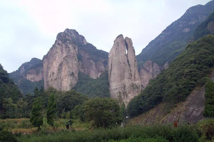 剪刀峰：两根石柱在顶部裂开，从这个角度看像一把张开的剪刀，左边是一整面崖