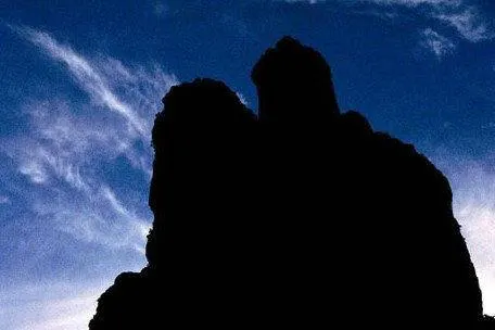 灵峰夜景：同一片石头，换一种看法