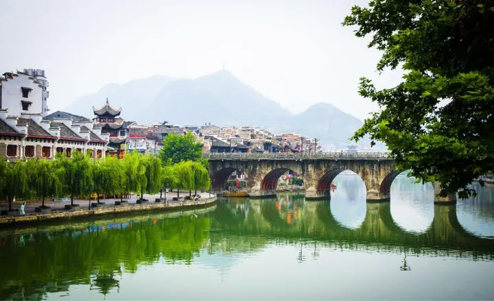 Zhusheng Bridge and the Kuixing Pavilion