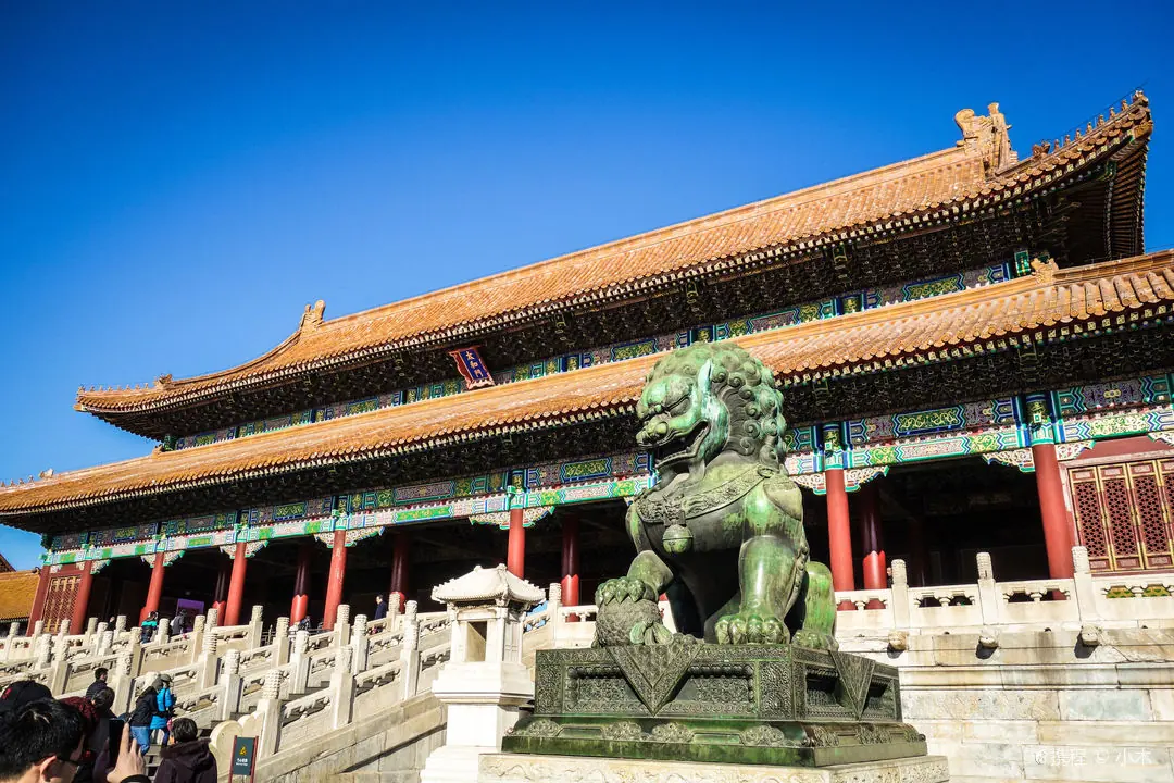 A bronze lion on the terrace