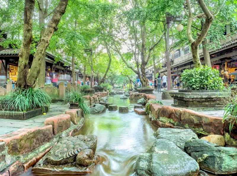 Water and shade in the old town