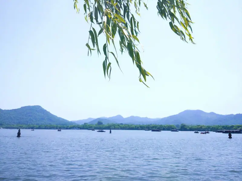 The lake from the Su Causeway