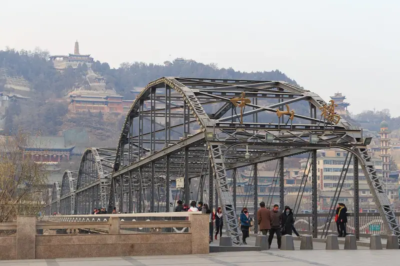 The steel lattice of the 1909 bridge