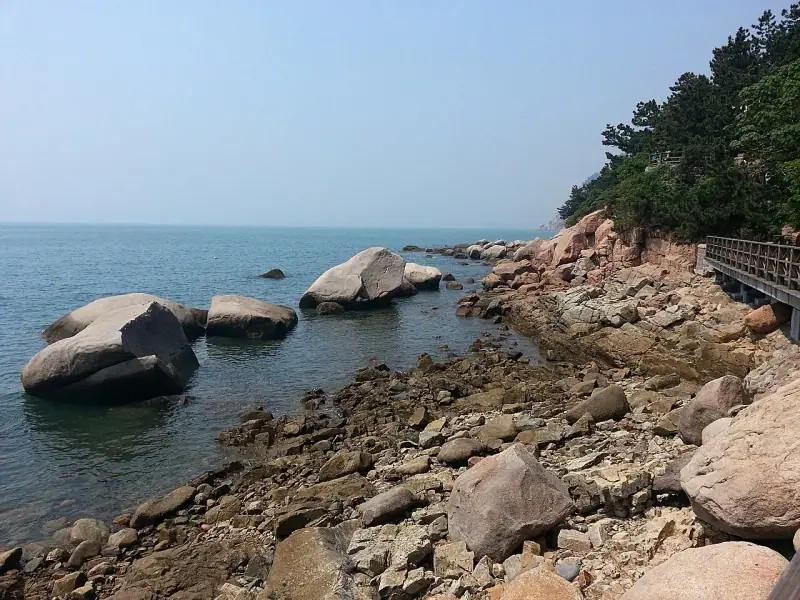 Rocky shore at Taiqing Bay