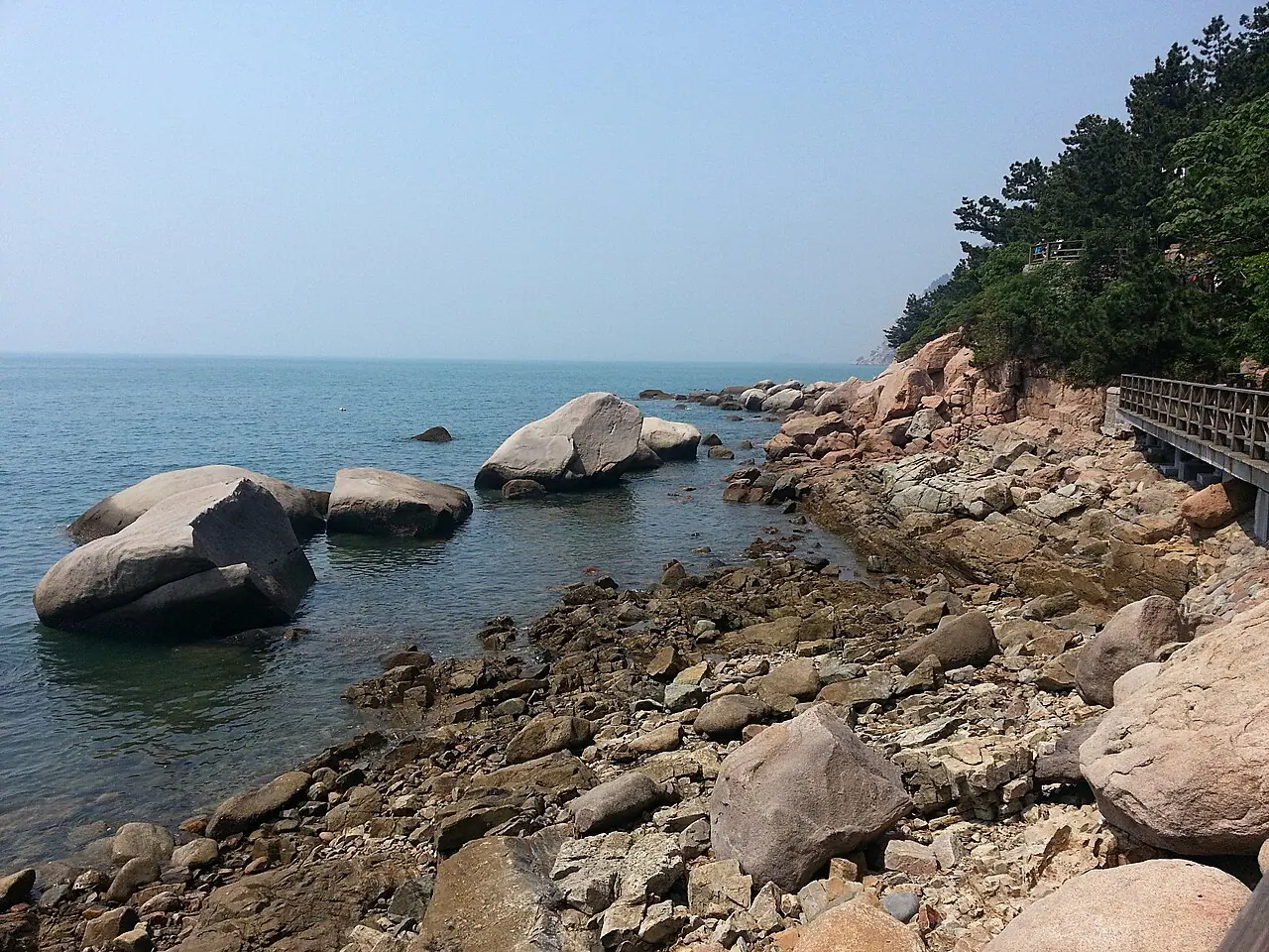 Rocky shore at Taiqing Bay