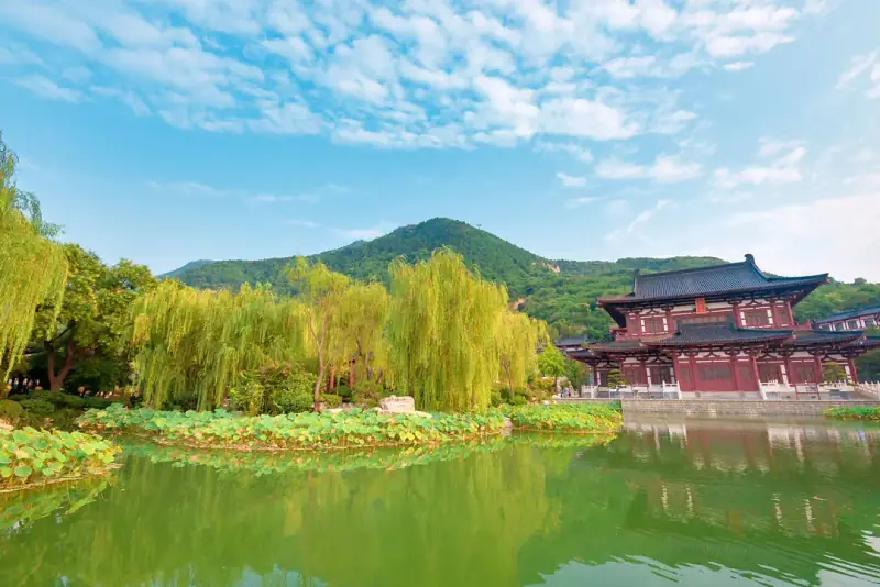 The lake and halls at Huaqing Palace